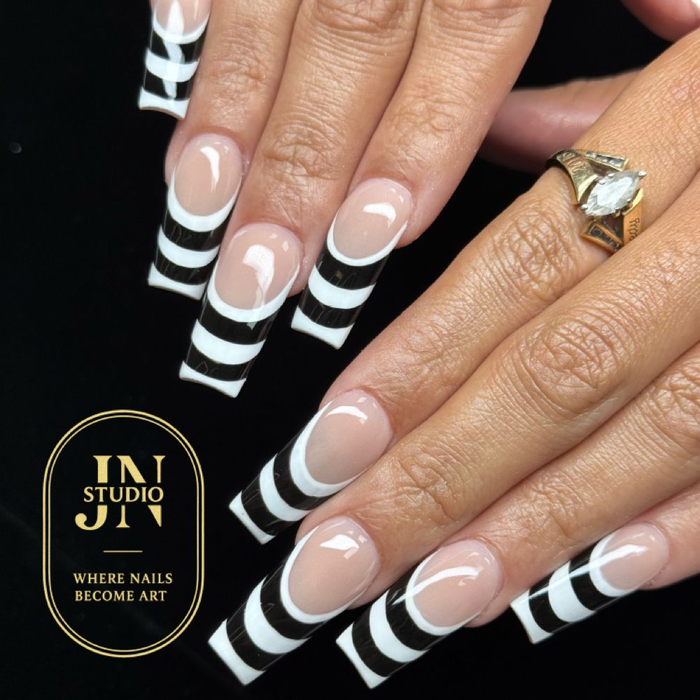 Black and white swirl French